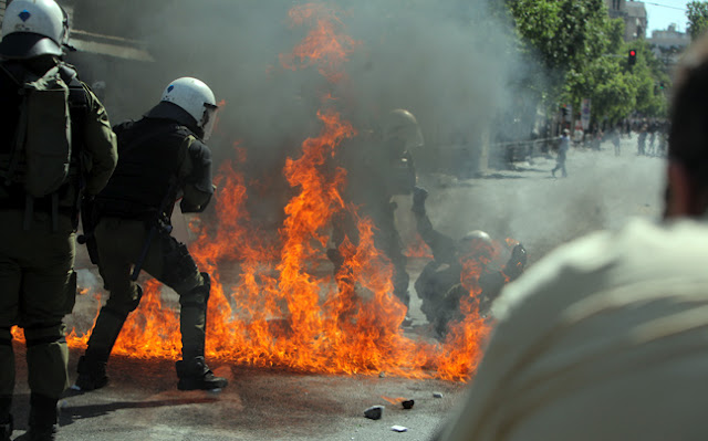 ΕΙΚΟΝΕΣ ΚΑΙ ΒΙΝΤΕΟ ΑΠΟ ΤΑ ΕΠΕΙΣΟΔΙΑ ΣΤΗΝ ΑΘΗΝΑ..ΣΕ 104 ΠΡΟΣΑΓΩΓΕΣ ΠΡΟΧΩΡΗΣΕ Η ΑΣΤΥΝΟΜΙΑ. - Φωτογραφία 6