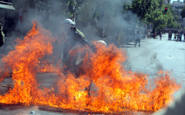 ΕΙΚΟΝΕΣ ΚΑΙ ΒΙΝΤΕΟ ΑΠΟ ΤΑ ΕΠΕΙΣΟΔΙΑ ΣΤΗΝ ΑΘΗΝΑ..ΣΕ 104 ΠΡΟΣΑΓΩΓΕΣ ΠΡΟΧΩΡΗΣΕ Η ΑΣΤΥΝΟΜΙΑ. - Φωτογραφία 7