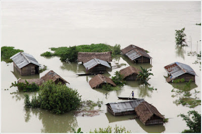 Ινδία: 2 εκατομμύρια άστεγοι και 18 νεκροί από τις πλημμύρες - Φωτογραφία 1