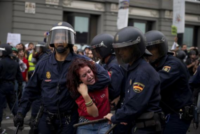 Η φωτό που συγκλόνισε τους Ισπανούς από τις διαδηλώσεις - Φωτογραφία 2