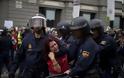 Η φωτό που συγκλόνισε τους Ισπανούς από τις διαδηλώσεις - Φωτογραφία 2