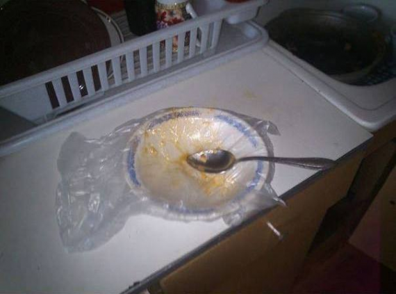 Μια απίστευτη λύση για τα άπλυτα πιάτα των φοιτητών... (pics) - Φωτογραφία 4