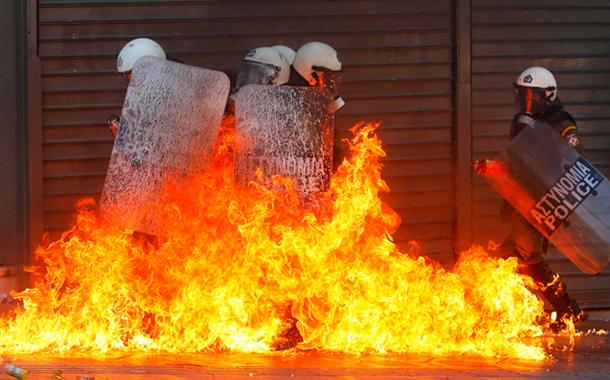 Καρέ καρέ οι επιθέσεις με μολότοφ στα ΜΑΤ - Φωτογραφία 11