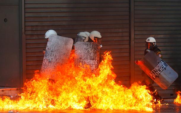 Καρέ καρέ οι επιθέσεις με μολότοφ στα ΜΑΤ - Φωτογραφία 8