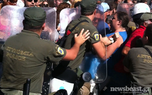 Χτυπούσαν τους ανάπηρους οι αστυνομικοί - Φωτογραφία 4