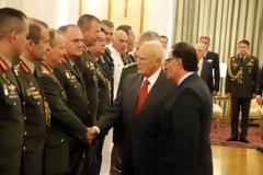 Φωτό από τη συνάντηση του Προέδρου της Δημοκρατίας με την πολιτική και στρατιωτική ηγεσία του ΥΕΘΑ