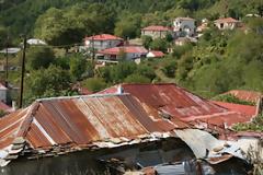 Κοιμόμαστε με το φόβο μη πέσουν οι σοβάδες στο κεφάλι μας!