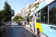 Σύγκρουση λεωφορείου με επιβατικό στη Γλυφάδα