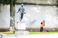 Το παράξενο άγαλμα που «μεταμορφώνεται» τη νύχτα!