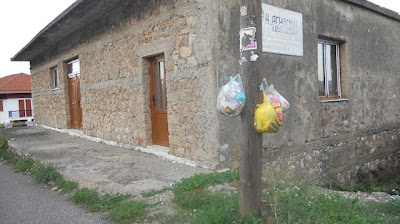 Μπαμπίνη Ξηρομέρου: Κρέμασμα σκουπιδιών σε στύλο της ΔΕΗ! - Φωτογραφία 2