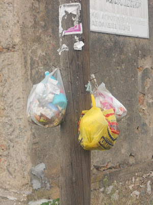 Μπαμπίνη Ξηρομέρου: Κρέμασμα σκουπιδιών σε στύλο της ΔΕΗ! - Φωτογραφία 3