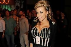 Η Carmen Electra ξέρει να τραβάει τα φλας! Προτάσσοντας τα κάλλη της φυσικά (pics)