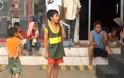 Πιτσιρικάς τραγουδά Whitney Houston στο δρόμο και αφήνει άφωνους τους περαστικούς! [βίντεο]
