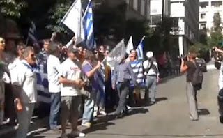Ανεξάρτητοι Έλληνες προπηλακίζουν την Τρόικα! [video] - Φωτογραφία 1