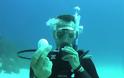 VIDEO: Τι θα συμβεί αν σπάσεις ένα αβγό 20 μέτρα κάτω από τη θάλασσα;