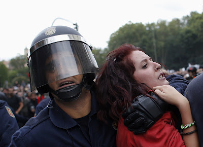 Η Ισπανία συνεχίζει τις διαδηλώσεις και η Ελλάδα...ξύνεται! - Φωτογραφία 4