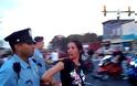 Επίδειξη δύναμης από αστυνομικό της Philadelphia. Χτυπά γυναίκα στο πρόσωπο