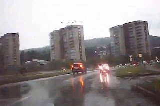 Κεραυνός χτυπάει αυτοκίνητο on camera (Video) - Φωτογραφία 1