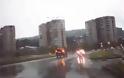 Κεραυνός χτυπάει αυτοκίνητο on camera (Video)
