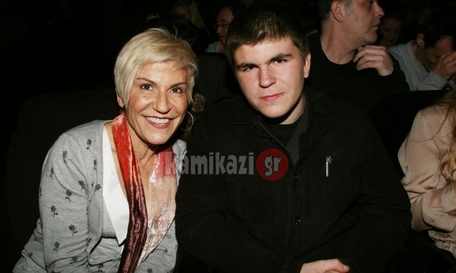 Χρύσα Ρώπα: Δείτε την με τον 19χρονο γιο της (Απίστευτη ομοιότητα) - Φωτογραφία 2