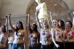 Topless διαμαρτυρία μπροστά στην Αφροδίτη της Μήλου