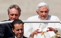 Διαψεύδει το Βατικανό τις καταγγελίες του πρώην οικονόμου του Πάπα για κακοποίηση