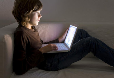 Μια παράλληλη ζωή μέσω Διαδικτύου ζουν οι έφηβοι - Φωτογραφία 1