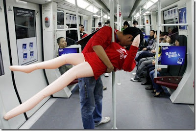 Δείτε τους πιο τραγικούς ανθρώπους που κυκλοφορούν μέσα στο μετρό! - Φωτογραφία 3