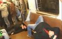 Δείτε τους πιο τραγικούς ανθρώπους που κυκλοφορούν μέσα στο μετρό! - Φωτογραφία 10
