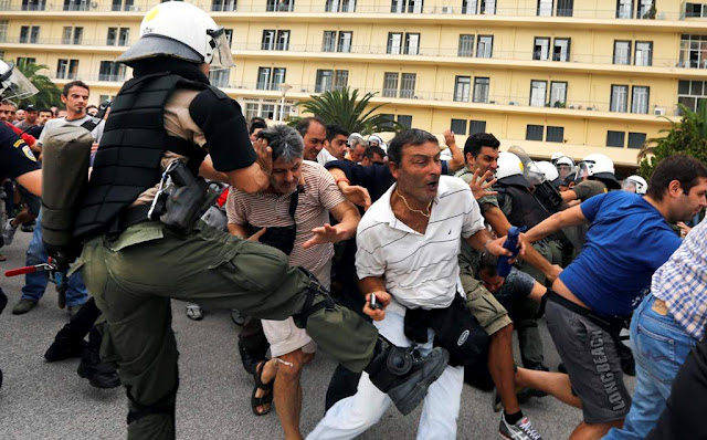 KKE-“Με ξυλοδαρμούς απαντάει η κυβέρνηση στους απλήρωτους εργαζόμενους” - Φωτογραφία 1