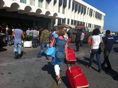 Καπνογόνα και πετροπόλεμος στο αεροδρόμιο Ηρακλείου Κρήτης! - Φωτογραφία 5