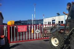 Καπνογόνα και πετροπόλεμος στο αεροδρόμιο Ηρακλείου Κρήτης!