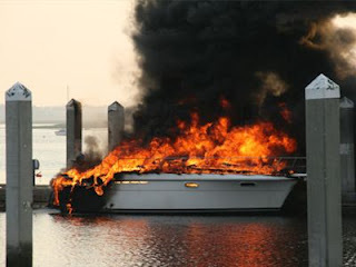 Σκάφος στη Χαλκίδα έπιασε φωτιά - Φωτογραφία 1