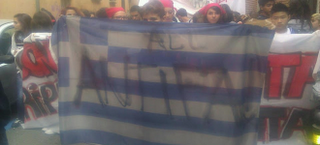 Φοιτητές κατέβασαν τη σημαία του ελληνικού προξενείου στη Μπολόνια - Φωτογραφία 1