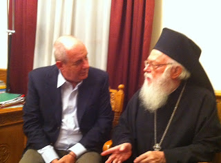 Συνάντηση του Αρχιεπισκόπου Τιράνων και πάσης Αλβανίας με τον Τέρενς Κουίκ - Φωτογραφία 1