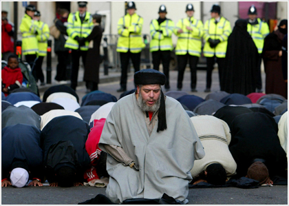 Βρετανία: «Πράσινο φως» για την απέλαση του ισλαμιστή κληρικού Αμπού Χάμζα - Φωτογραφία 1