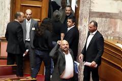 Άγριος καβγάς! Βουλευτές της Χρυσής Αυγής έβρισαν τους πάντες κι έφυγαν από τη Βουλή (VIDEO)