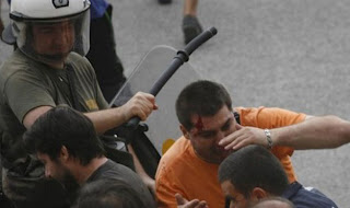 Σε διαθεσιμότητα ο αστυνομικός που χτύπησε με ανάποδο γκλομπ διαδηλωτή των Ναυπηγείων.. - Φωτογραφία 1