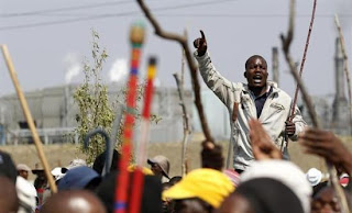Ν. Αφρική: Νέες αιματηρές συγκρούσεις μεταλλωρύχων-αστυνομίας - Φωτογραφία 1