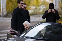 Κανείς δεν τα βάζει με αυτή την γιαγιά