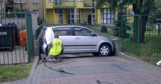 Γυναίκα οδηγός αψήφισε το αδύνατο με το παρκάρισμα της - Φωτογραφία 2