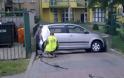 Γυναίκα οδηγός αψήφισε το αδύνατο με το παρκάρισμα της - Φωτογραφία 2