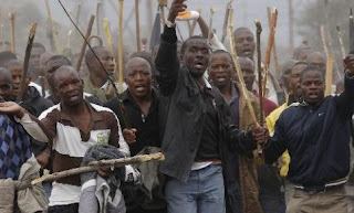 Ν. Αφρική: Απέλησαν 12.000 μεταλλωρύχους επειδή απήργησαν - Φωτογραφία 1