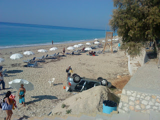 Αυτοκίνητο προσγειώθηκε σε παραλία στη Λευκάδα - Φωτογραφία 1