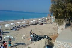 Αυτοκίνητο προσγειώθηκε σε παραλία στη Λευκάδα