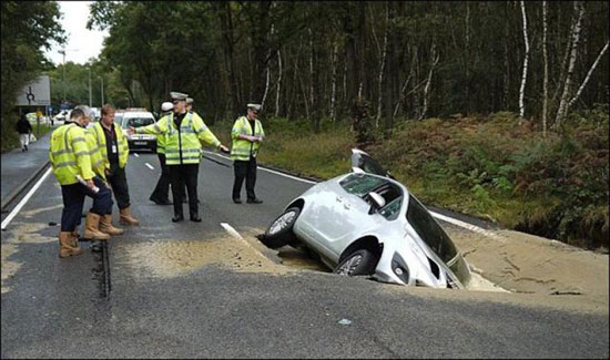 Απίστευτο συμβάν σε δρόμο της Αγγλίας! (pics) - Φωτογραφία 2