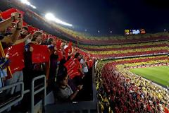 Ανεξαρτησία με σημαίες και τραγουδώντας τον εθνικό υμνο της Καταλωνίας ζητούσαν οι οπαδοί της Μπάρτσα στο χτεσινό ντέρμπι με την Ρεάλ.Βίντεο.