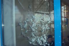 Τα σημάδια από τις σφαίρες των κουκουλοφόρων ληστών στο γενικό νοσοκομείο Κατερίνης