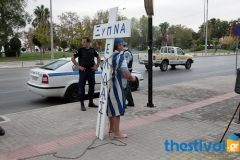 ΦΩΤΟ: Συνταξιούχος, αλυσοδεμένος και ξυπόλητος, κάνει πορεία διαμαρτυρίας στο κέντρο της Θεσσαλονίκης - Φωτογραφία 1