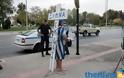ΦΩΤΟ: Συνταξιούχος, αλυσοδεμένος και ξυπόλητος, κάνει πορεία διαμαρτυρίας στο κέντρο της Θεσσαλονίκης